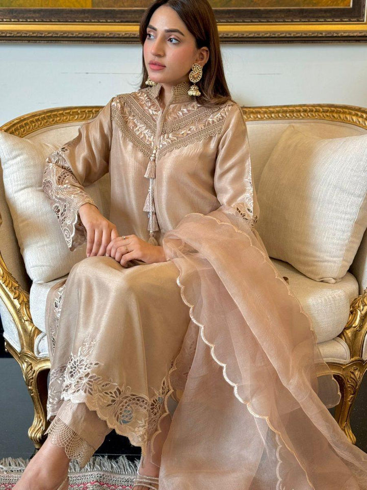 PR 142 - Shirin Hassan - Pret