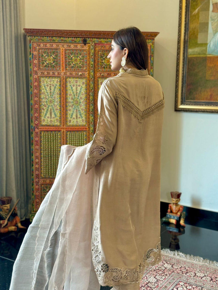PR 142 - Shirin Hassan - Pret